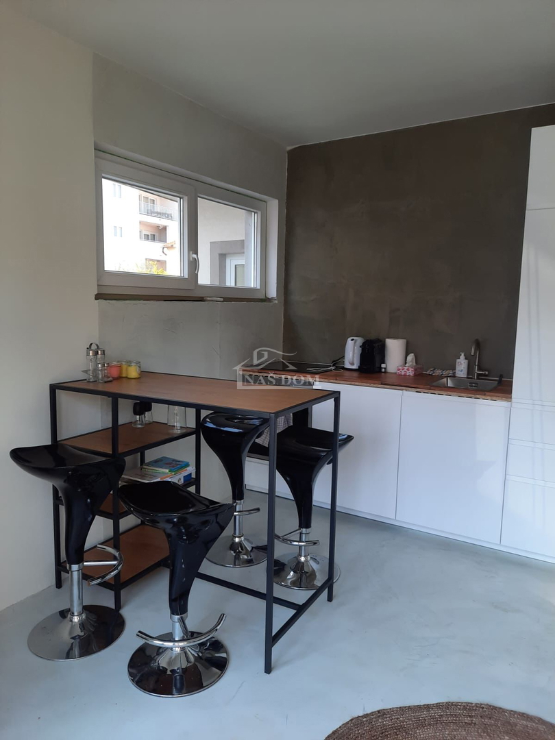 Vodice - 3 hiše z apartmaji in bazenom v Vodicah, blizu centra in plaže