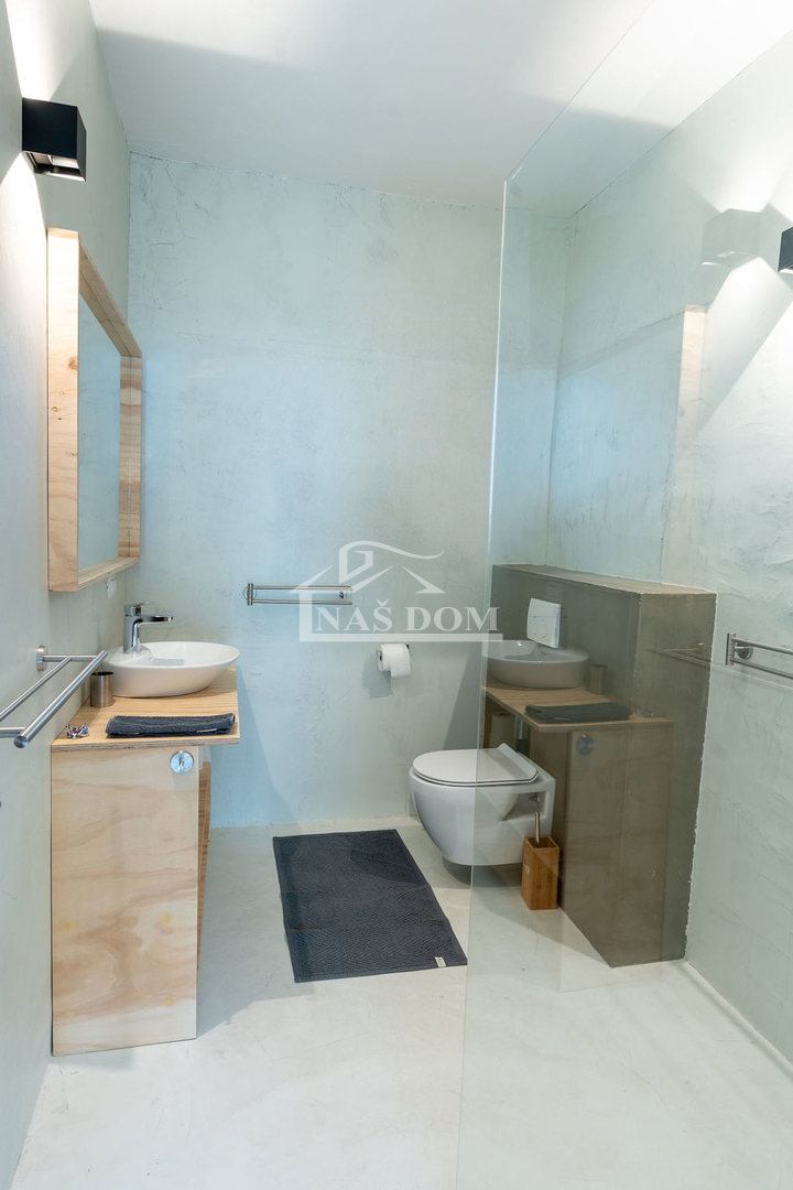 Vodice - apartmajska hiša s bazenom, 400 m od centra