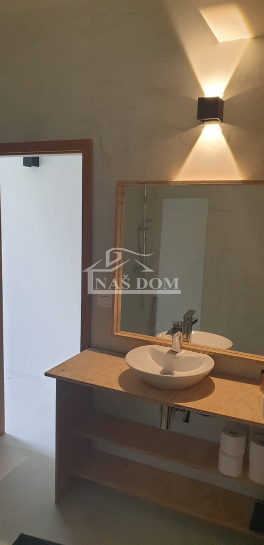 Vodice - apartmajska hiša s bazenom, 400 m od centra
