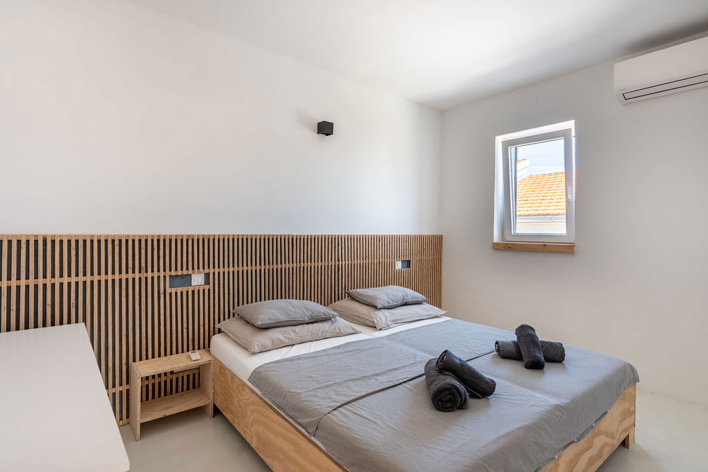 Vodice - apartmajska hiša s bazenom, 400 m od centra