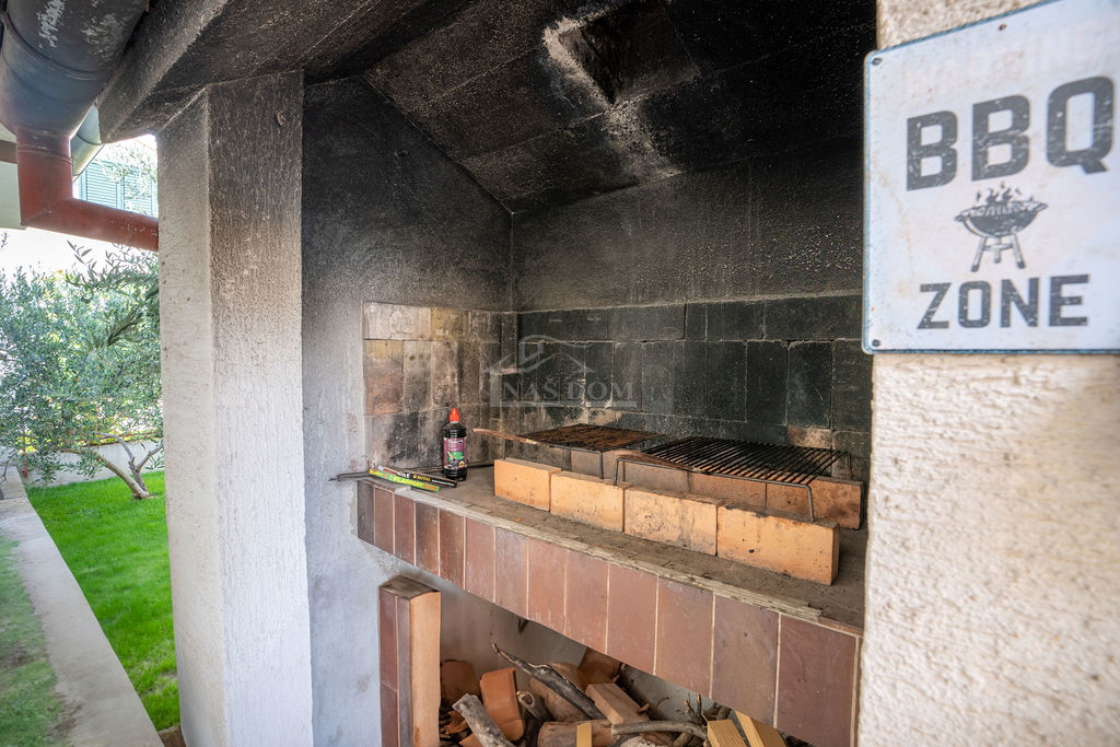 Vodice - 3 hiše z apartmaji in bazenom v Vodicah, blizu centra in plaže