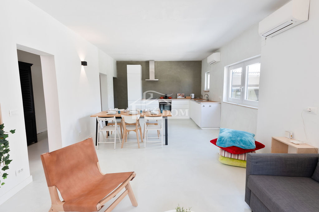 Vodice - apartmajska hiša s bazenom, 400 m od centra