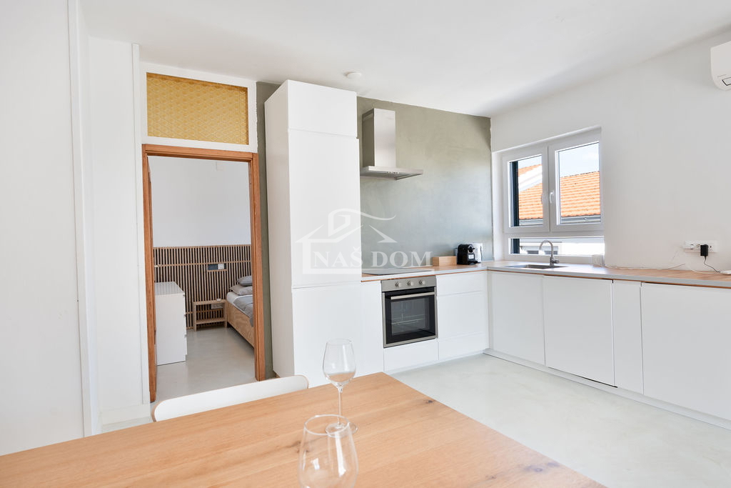 Vodice - apartmajska hiša s bazenom, 400 m od centra