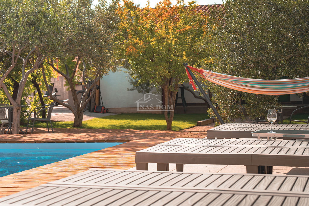 Vodice - 3 hiše z apartmaji in bazenom v Vodicah, blizu centra in plaže