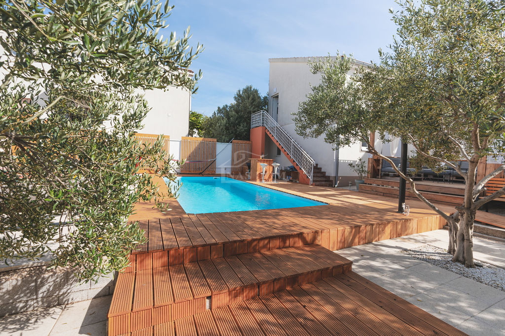 Vodice - 3 hiše z apartmaji in bazenom v Vodicah, blizu centra in plaže