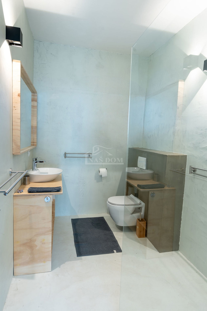 Vodice - 3 hiše z apartmaji in bazenom v Vodicah, blizu centra in plaže