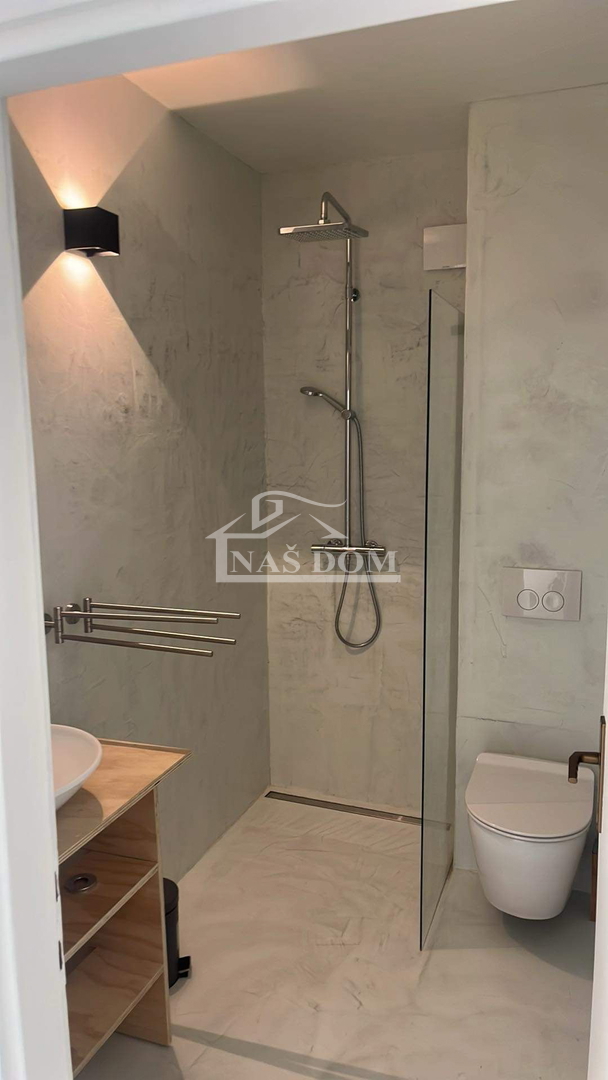 Vodice - apartmajska hiša s bazenom, 400 m od centra