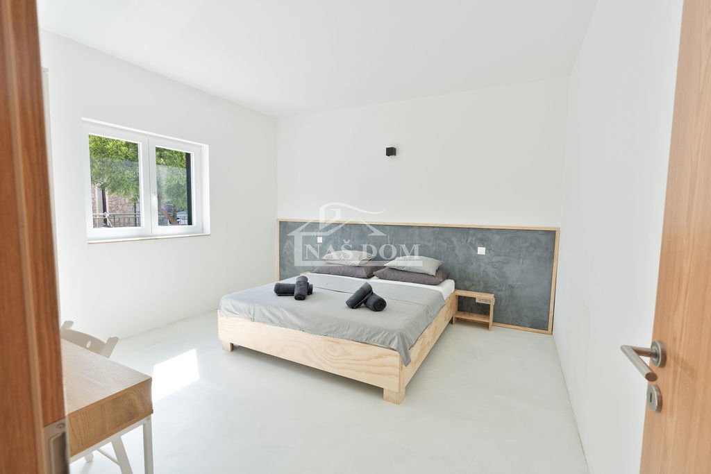 Vodice - apartmajska hiša s bazenom, 400 m od centra
