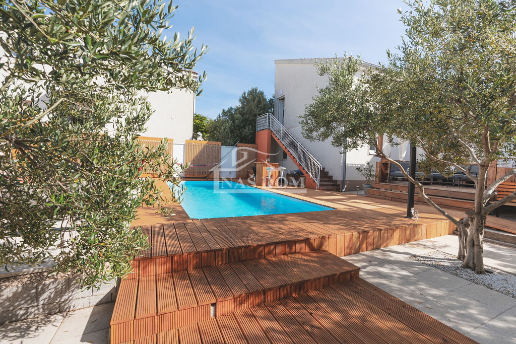Vodice - apartmajska hiša s bazenom, 400 m od centra