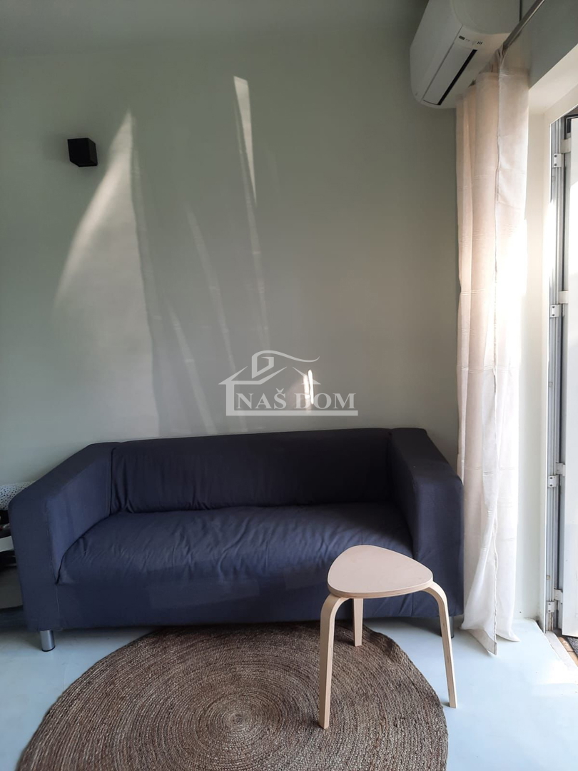 Vodice - apartmajska hiša s bazenom, 400 m od centra