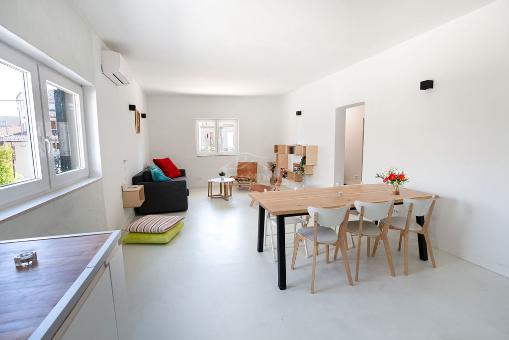 Vodice - 3 hiše z apartmaji in bazenom v Vodicah, blizu centra in plaže