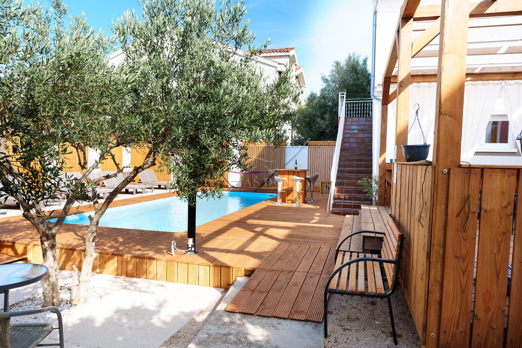 Vodice - 3 hiše z apartmaji in bazenom v Vodicah, blizu centra in plaže