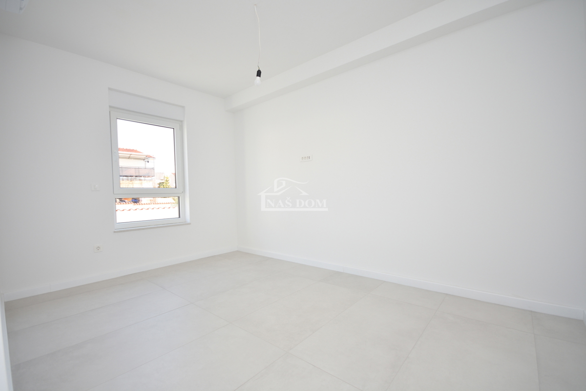 Vodice - Stan S3 v pritličju s vrtom na vrhunski lokaciji