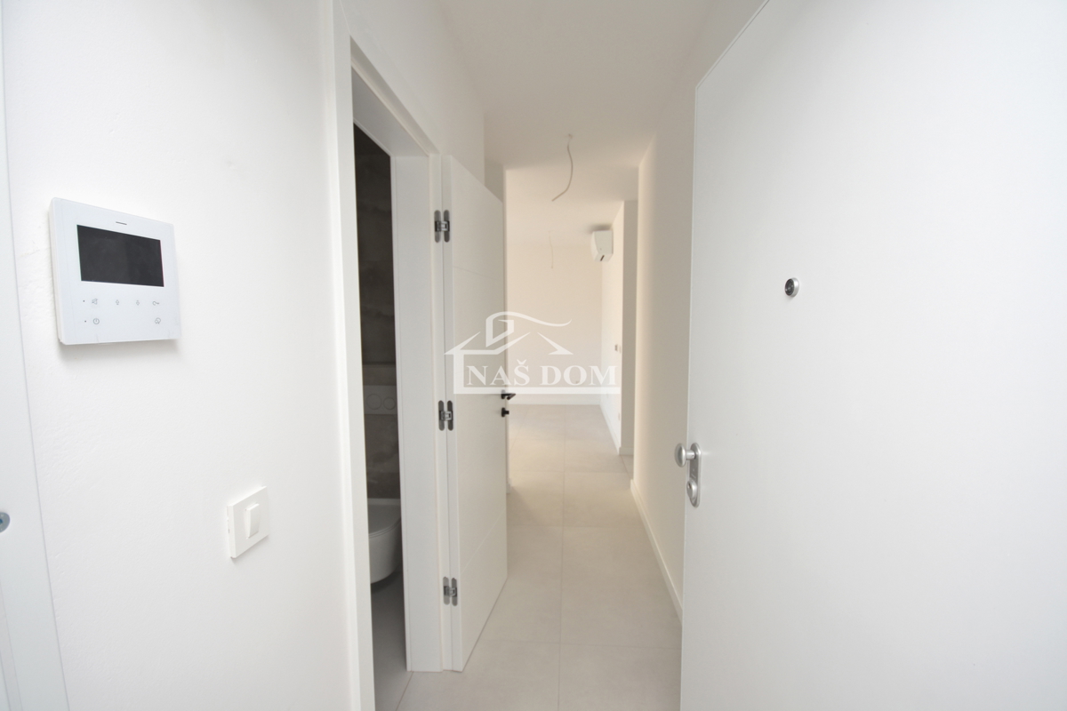 Vodice - Stan S3 v pritličju s vrtom na vrhunski lokaciji