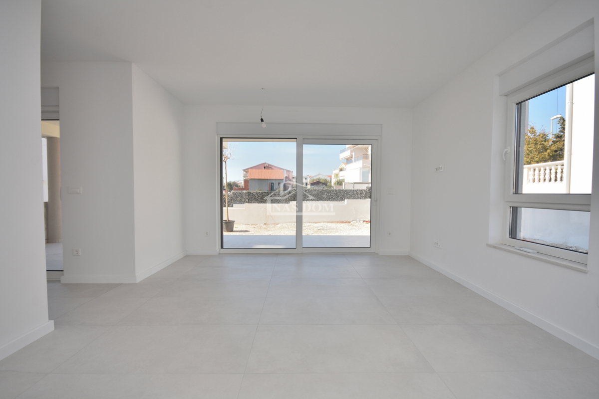 Vodice - Stan S3 v pritličju s vrtom na vrhunski lokaciji
