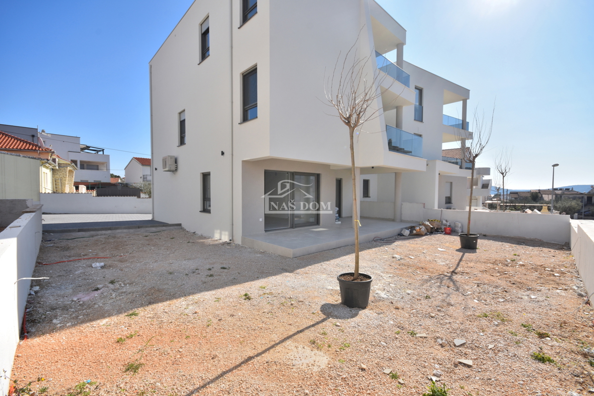 Vodice - Stan S3 v pritličju s vrtom na vrhunski lokaciji