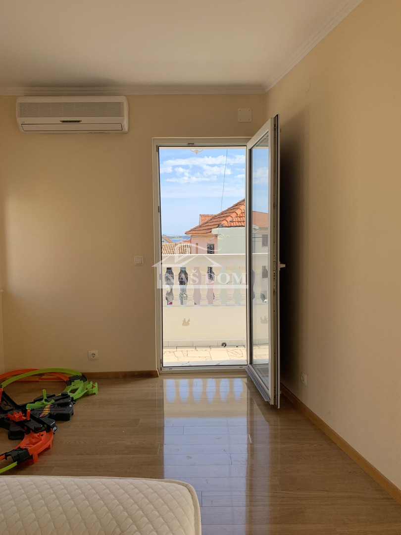 Vodice - Center Hiša s strešno teraso, pogled na morje