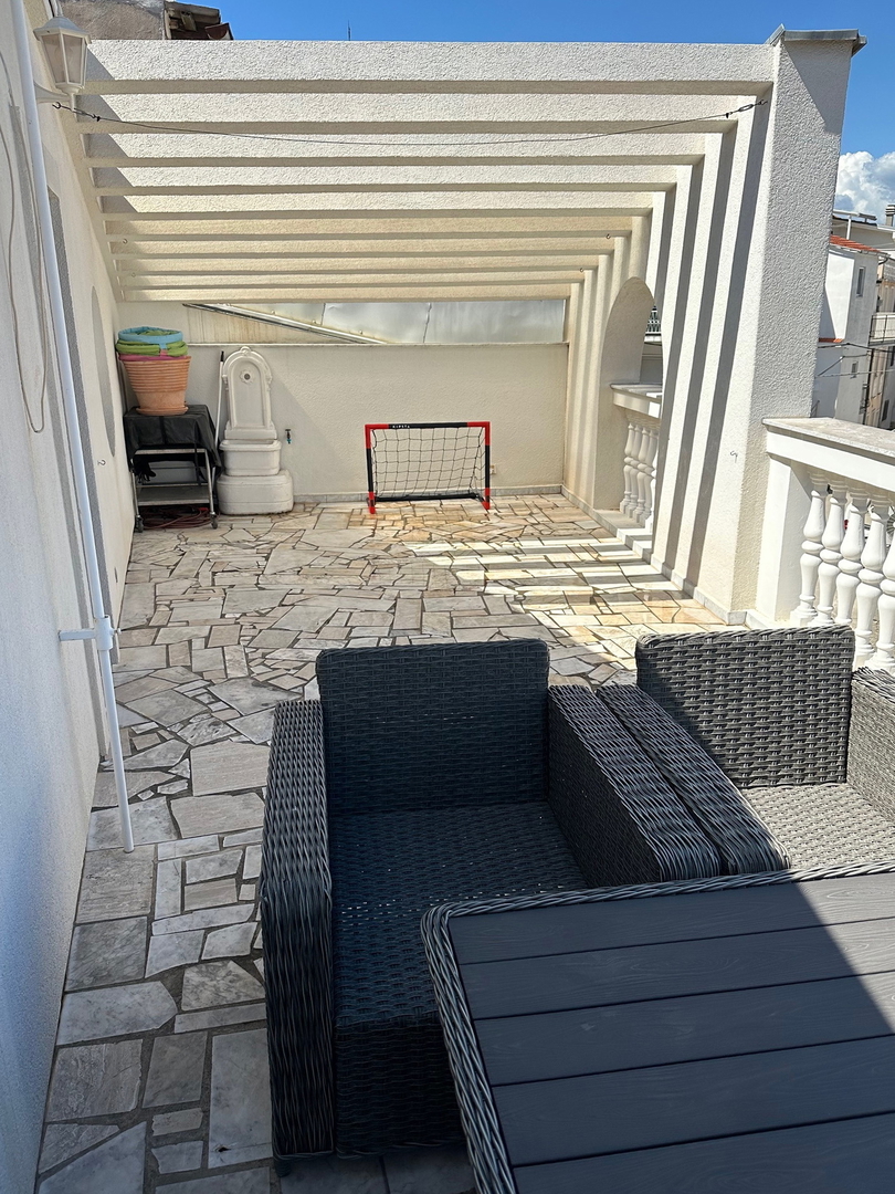 Vodice - Center Hiša s strešno teraso, pogled na morje