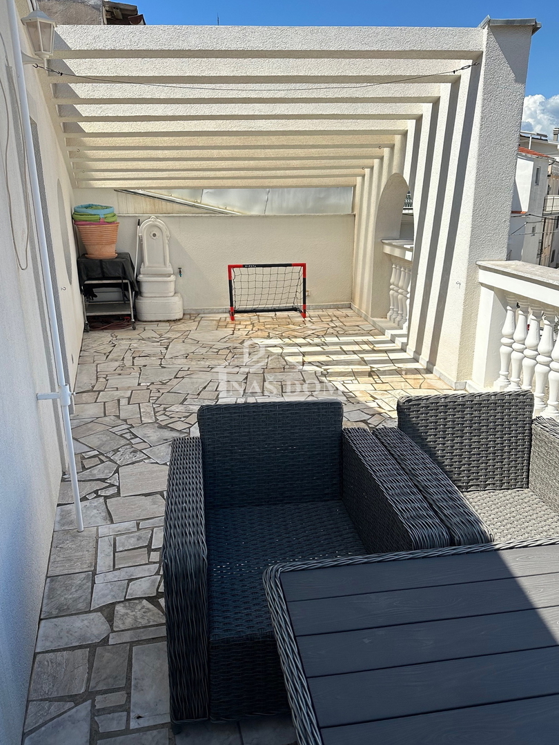 Vodice - Center Hiša s strešno teraso, pogled na morje