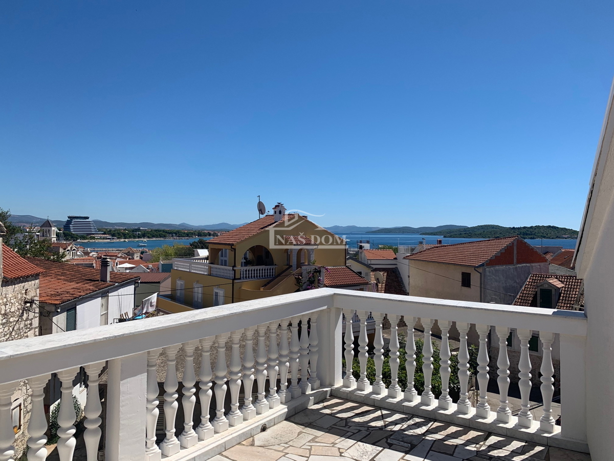Vodice - Center Hiša s strešno teraso, pogled na morje