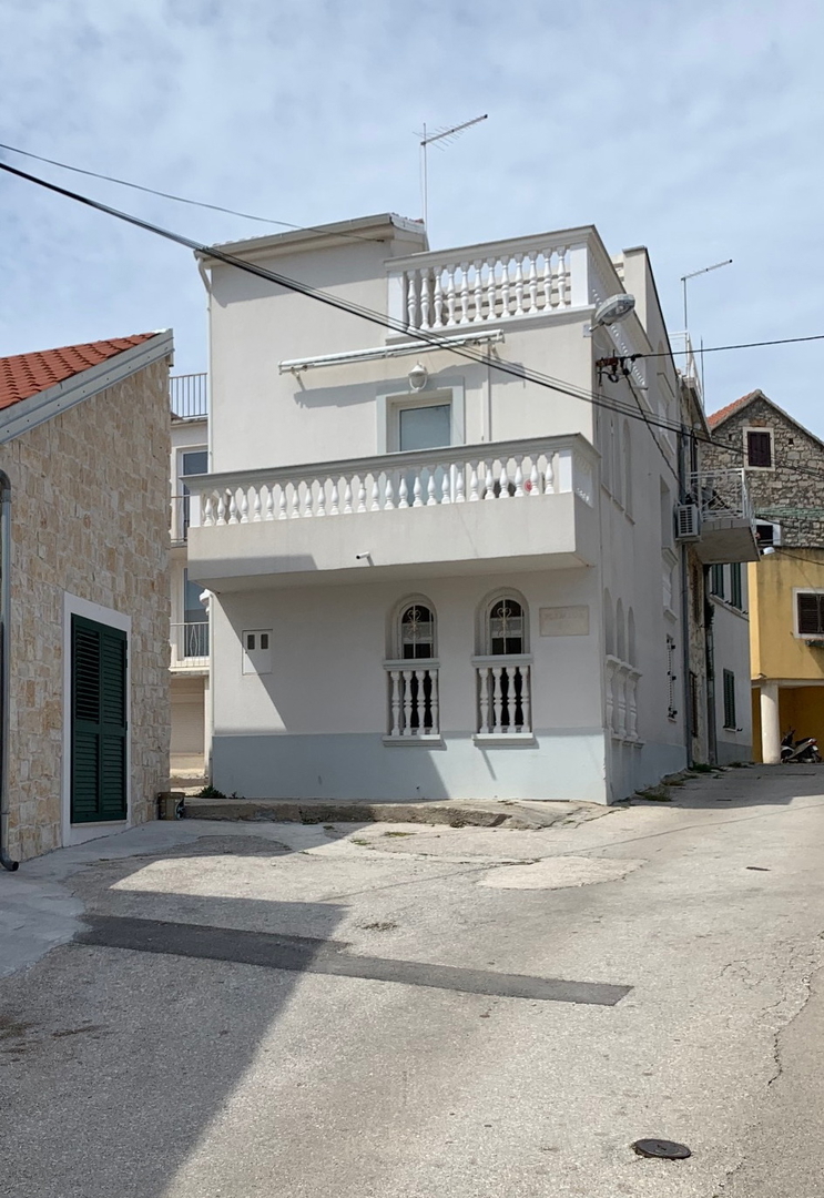 Vodice - Center Hiša s strešno teraso, pogled na morje