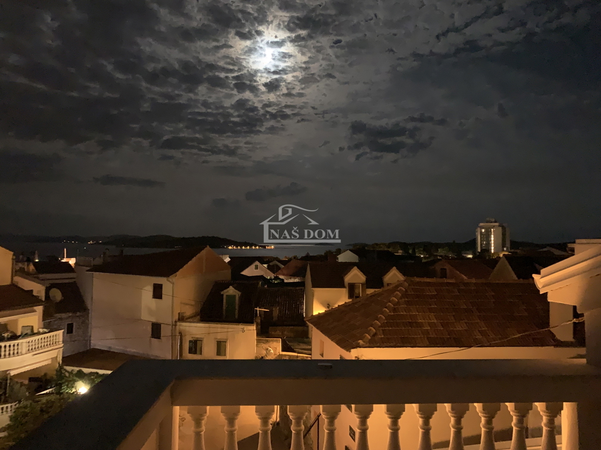 Vodice - Center Hiša s strešno teraso, pogled na morje
