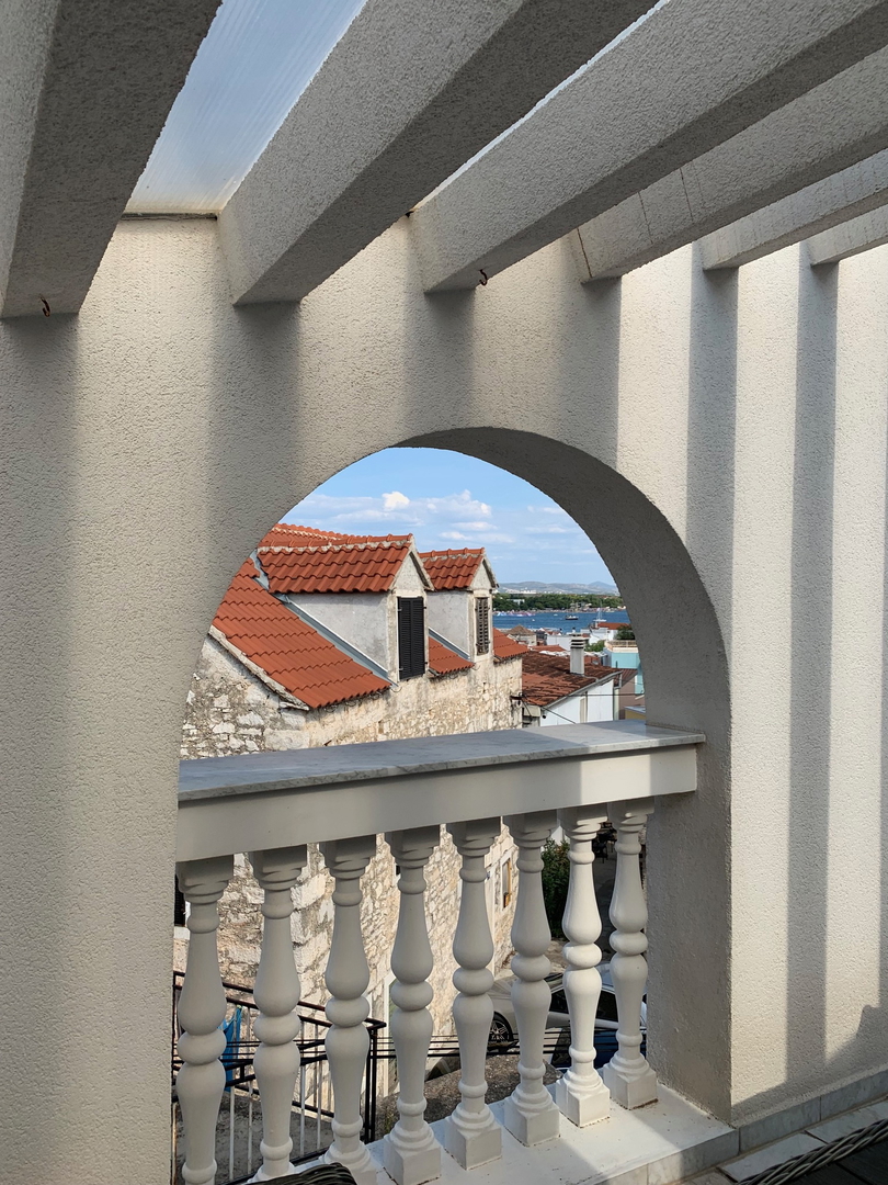 Vodice - Center Hiša s strešno teraso, pogled na morje