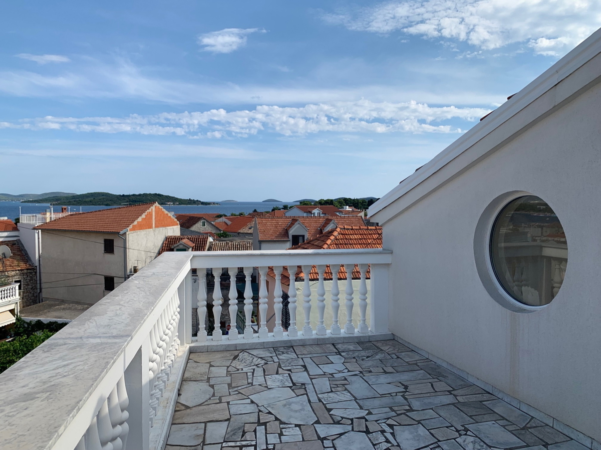 Vodice - Center Hiša s strešno teraso, pogled na morje