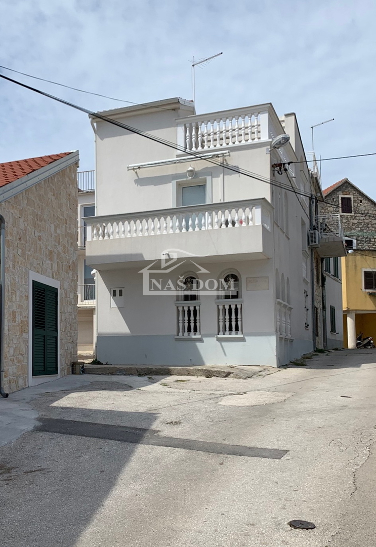 Vodice - Center Hiša s strešno teraso, pogled na morje