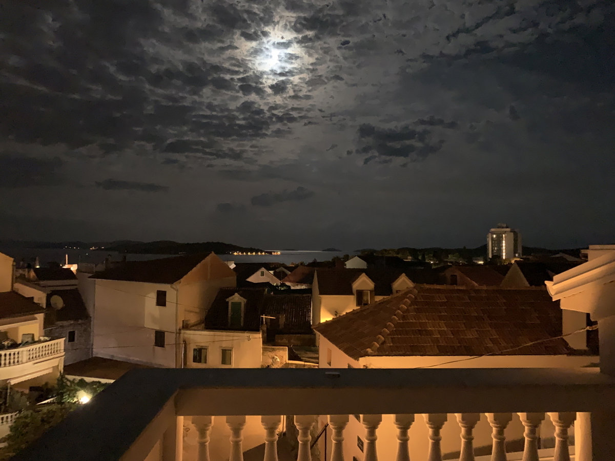 Vodice - Center Hiša s strešno teraso, pogled na morje
