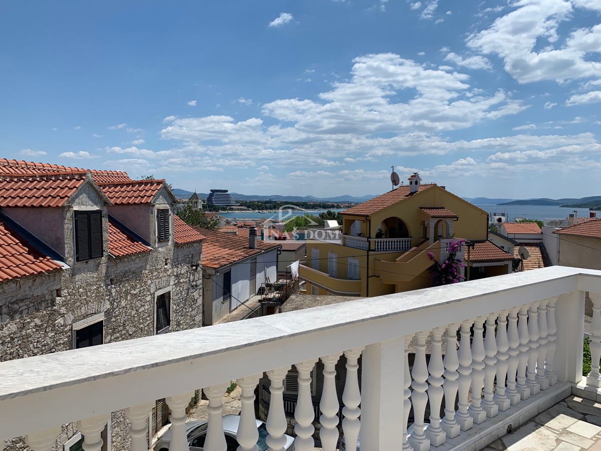 Vodice - Center Hiša s strešno teraso, pogled na morje