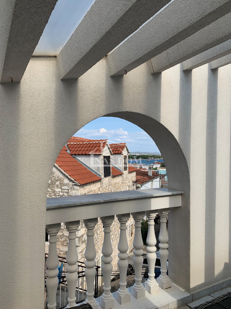 Vodice - Center Hiša s strešno teraso, pogled na morje