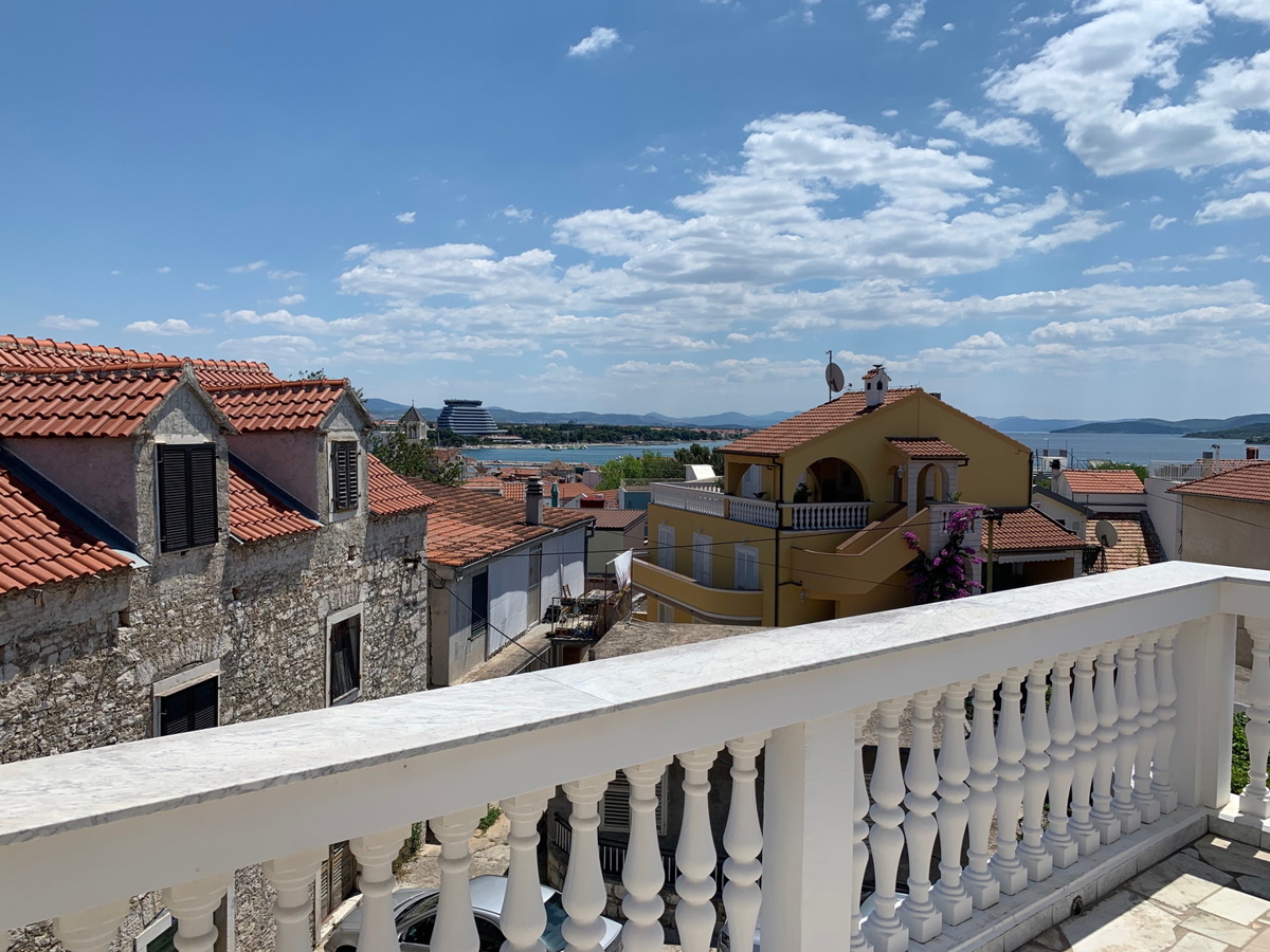 Vodice - Center Hiša s strešno teraso, pogled na morje