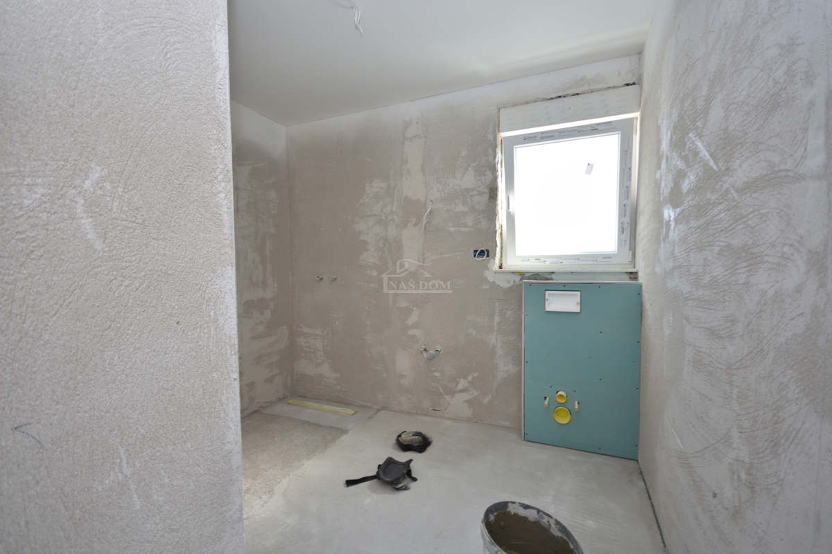 Vodice - **NOVOGRADNJA** S2 stanovanje, 1. nadstropje, 450 m od plaže