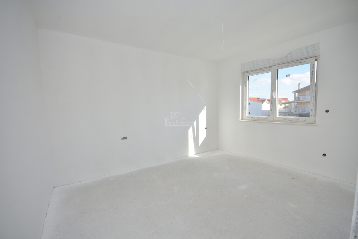 Vodice - **NOVOGRADNJA** S2 stanovanje, 1. nadstropje, 450 m od plaže