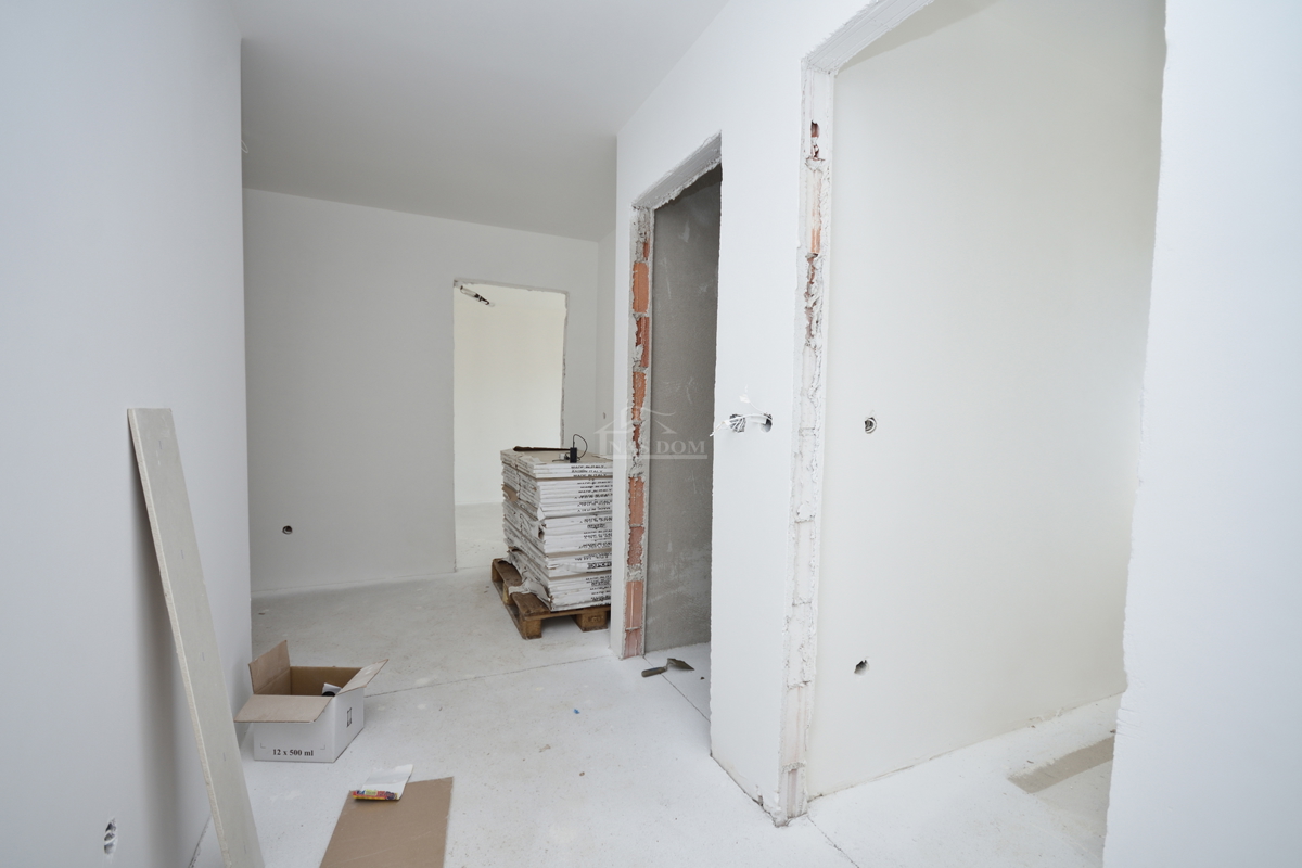 Vodice - **NOVOGRADNJA** S2 stanovanje, 1. nadstropje, 450 m od plaže