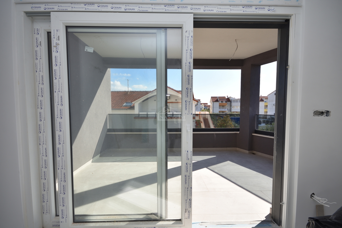 Vodice - **NOVOGRADNJA** S2 stanovanje, 1. nadstropje, 450 m od plaže