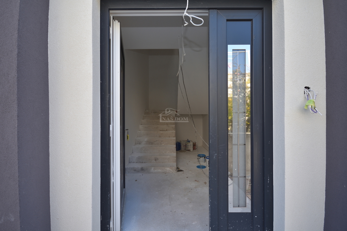 Vodice - **NOVOGRADNJA** S2 stanovanje, 1. nadstropje, 450 m od plaže