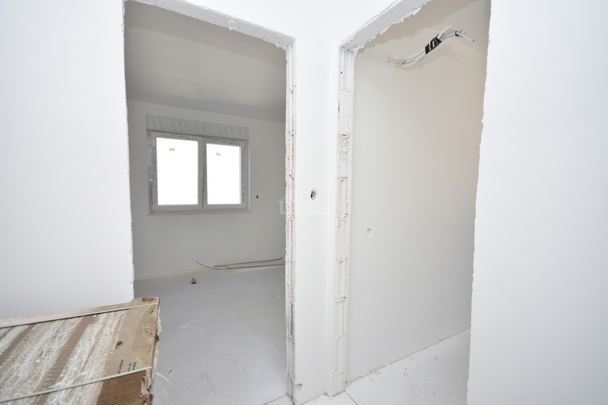 Vodice - **NOVOGRADNJA** S2 stanovanje, 1. nadstropje, 450 m od plaže