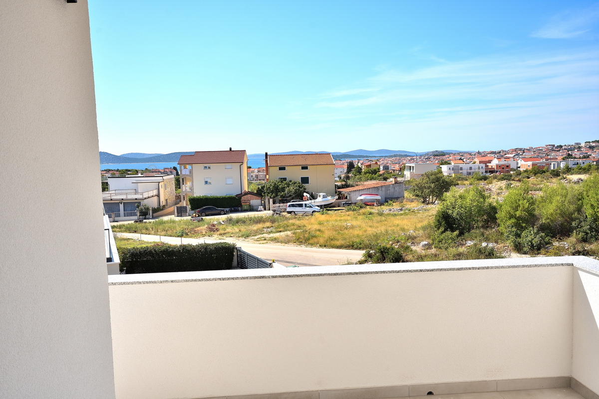 Dvosobno stanovanje v prvem nadstropju z razgledom na morje