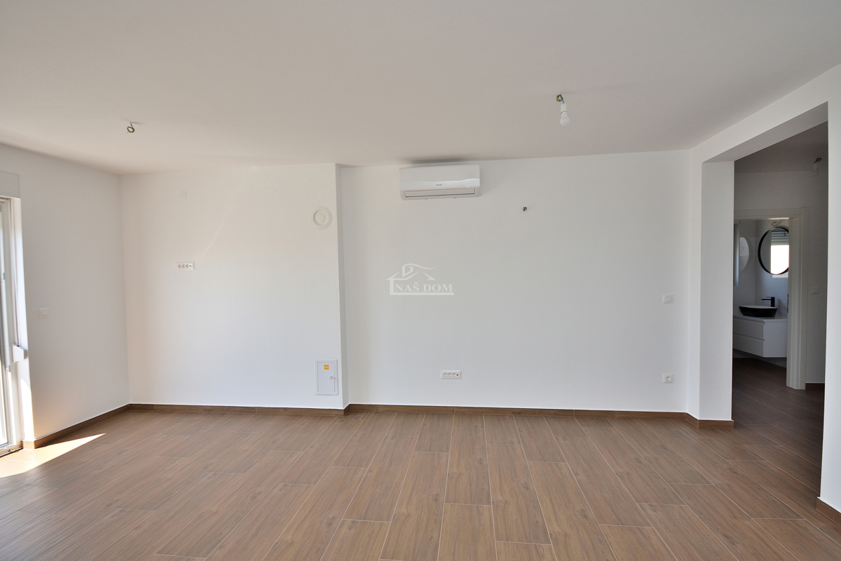 Dvosobno stanovanje v prvem nadstropju z razgledom na morje