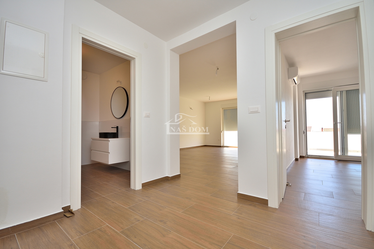 Dvosobno stanovanje v prvem nadstropju z razgledom na morje