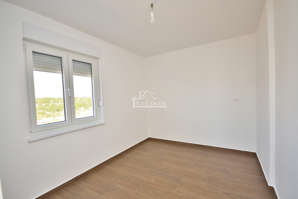 Dvosobno stanovanje v prvem nadstropju z razgledom na morje