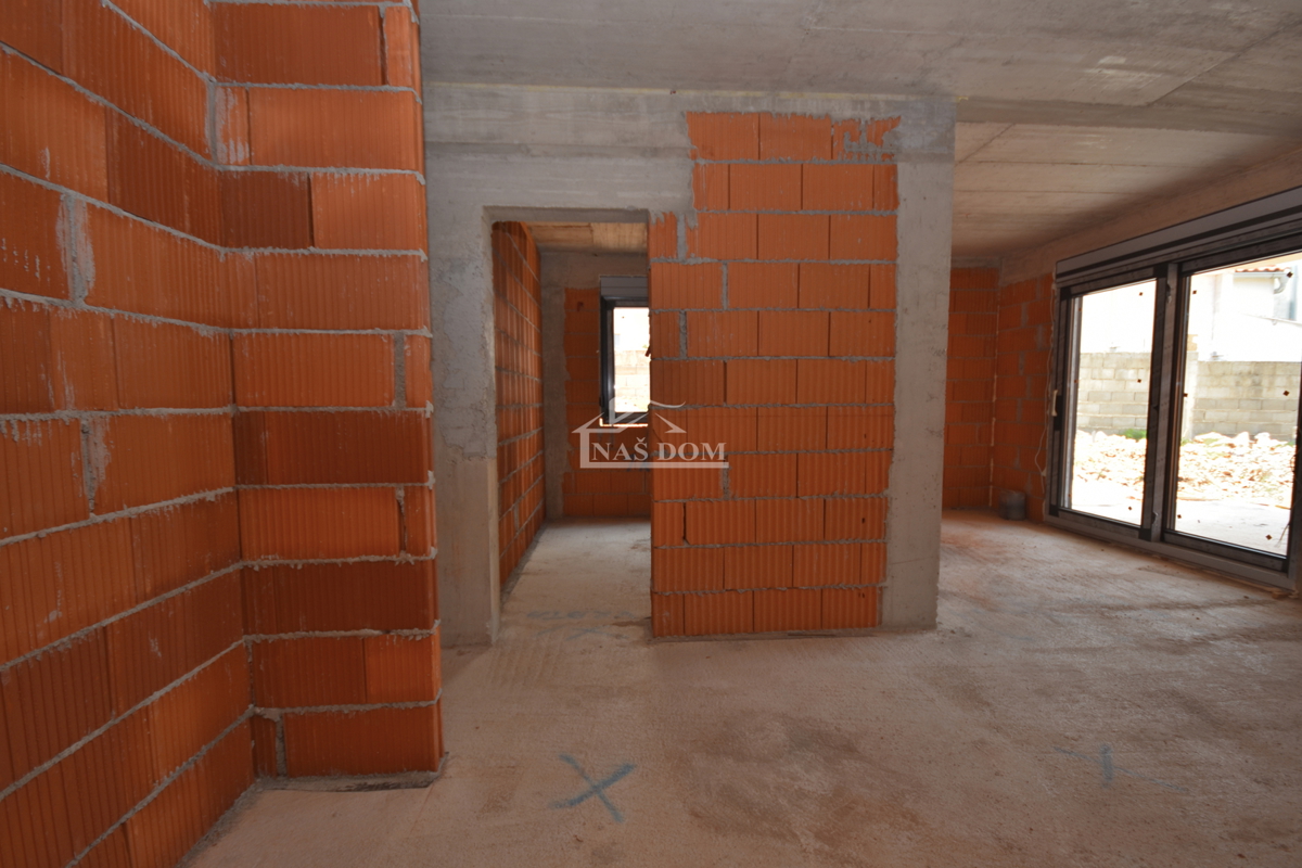 Brodarica - Stanovanje S2 v pritličju z 130 m2 vrta