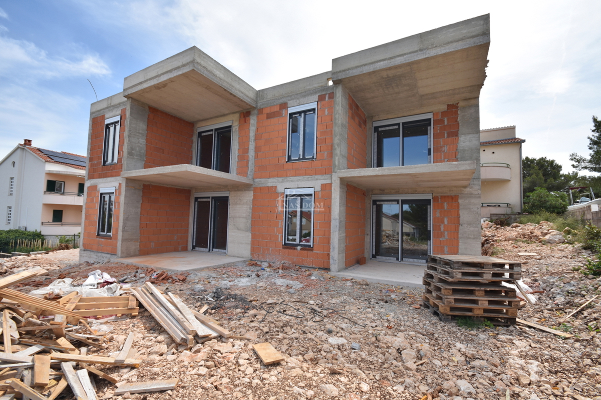 Brodarica - Stanovanje S2 v pritličju z 130 m2 vrta