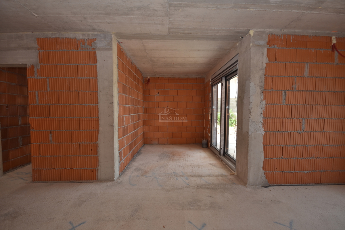 Brodarica - Stanovanje S2 v pritličju z 130 m2 vrta