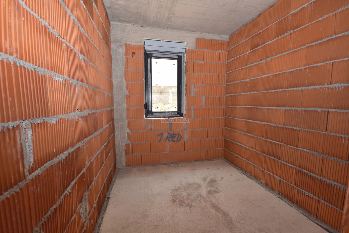 Brodarica - Stanovanje S2 v pritličju z 130 m2 vrta