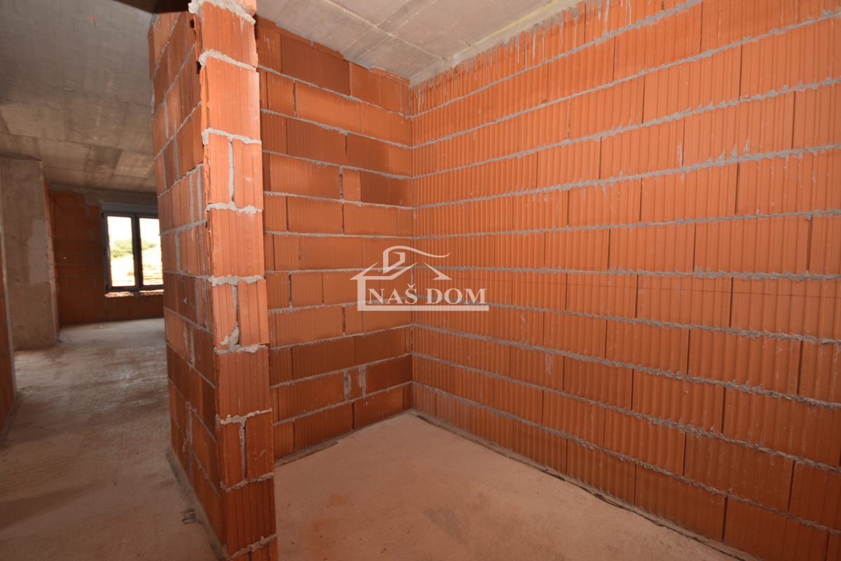 Brodarica - Stanovanje S2 v pritličju z 130 m2 vrta