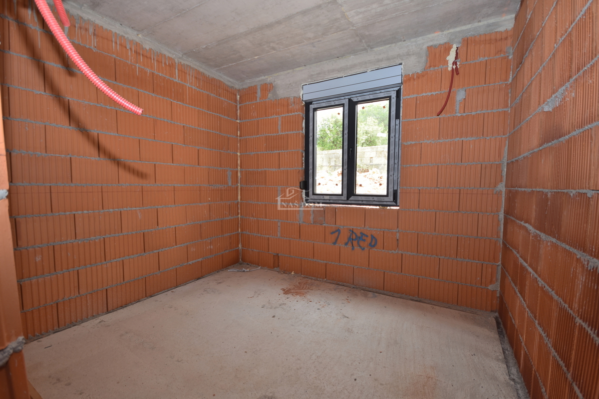 Brodarica - Stanovanje S2 v pritličju z 130 m2 vrta