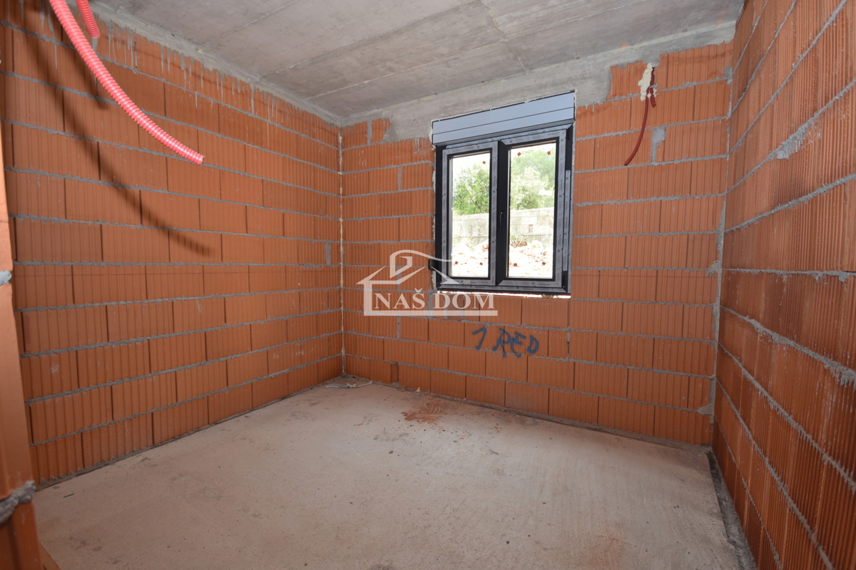 Brodarica - Stanovanje S2 v pritličju z 130 m2 vrta